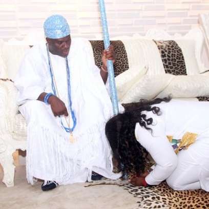 Ara-bowing-to-the-Ooni-of-Ife